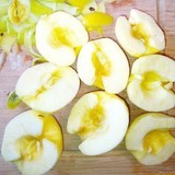 pommes épluchées et coupées en deux